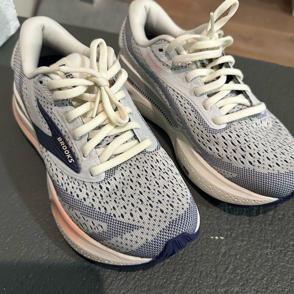 Brooks Adrenaline GTS 24 Women’s Running Sneakers. Like new - Picture 8 of 11